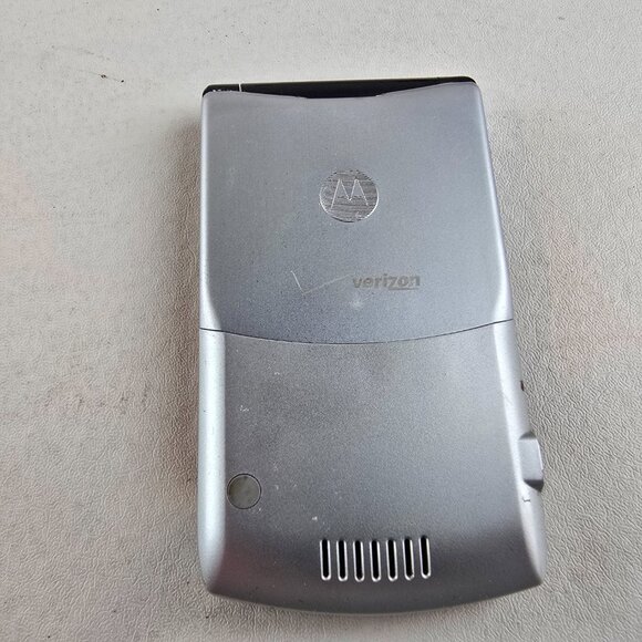 Motorola Razr V3m Flip Phone Silver Verizon With Wall Charger & Belt Clip Case - Picture 5 of 8
